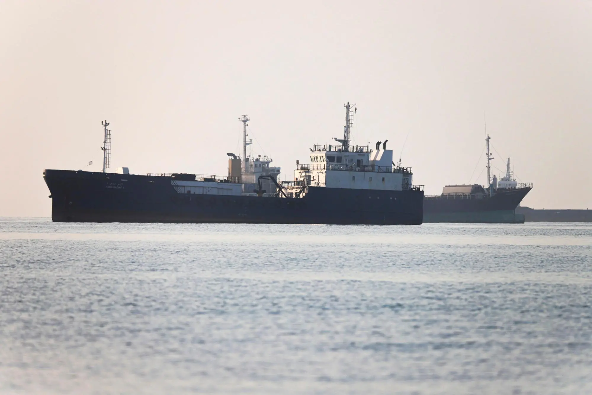 Attacchi alle navi a Hormuz, gli Usa reintroducono le sanzioni sul petrolio iraniano epa13009260 A handout photo made available by Isna News Agency shows cargo ships stuck in the Strait of Hormuz, along the coast of Bandar Abbas, in southern Iran, 01 June 2026. According to Iranian state media, the military's central command warned all vessels to secure Islamic Revolution Guards Corps (IRGC) Navy clearance to pass through the strait or face maritime security risks. EPA/AMIRHOSSEIN KHORGOOEI/ ISNA NEWS AGENCY HANDOUT RESTRICTIONS: NO Access Israel Media/Persian Language TV Stations Outside Iran/Strictly No Access BBC Persian/VOA Persian/Manoto TV/Iran International TV. (As mandated by Iran's Directorate General for Foreign Media) -- HANDOUT EDITORIAL USE ONLY/NO SALES