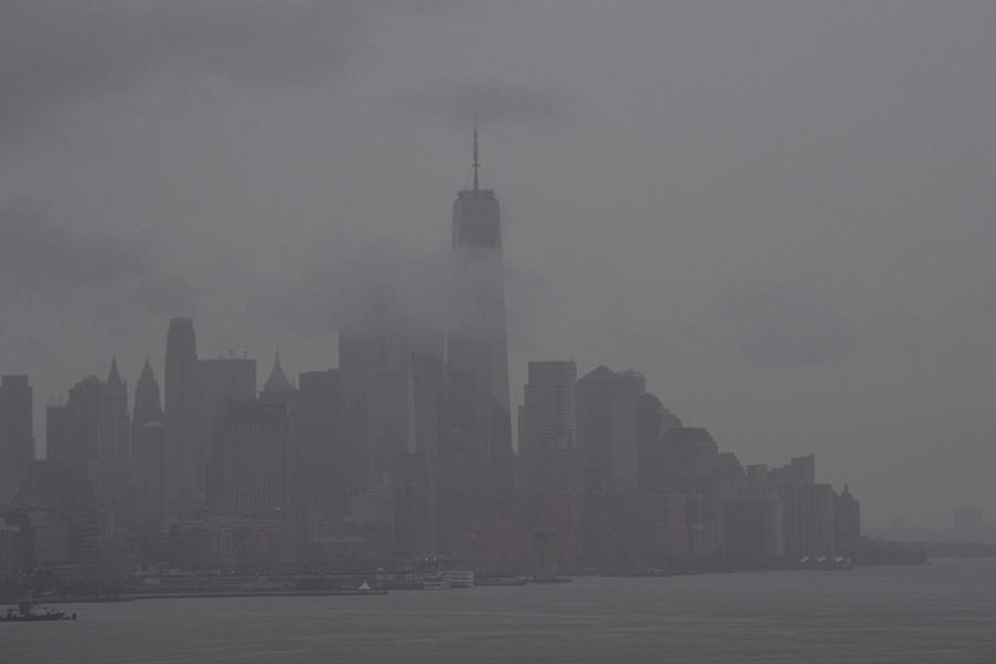 La skyline di New York offuscata dal passaggio dell'uragano Henri (Ansa-Epa)