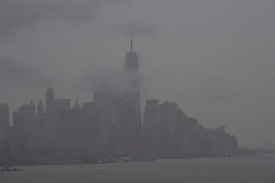 La skyline di New York offuscata dal passaggio dell'uragano Henri (Ansa-Epa)