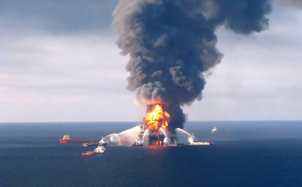 L'intervento per lo spegnimento delle fiamme