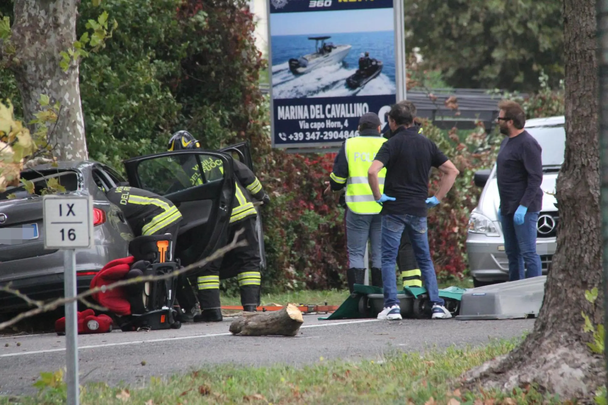 L'intervento dei vigili del fuoco in via Roma Destra a Jesolo, nel Veneziano dove un militare di 46 anni è morto travolto da un albero mentre si trovava in auto, 21 ottobre 2026. ANSA/ Valentino Bortoluzzi