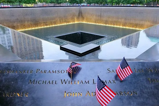 Il memorial che ricorda le vittime delle Twin Tower (foto Wikipedia)