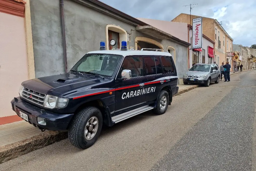 I carabinieri in via Battisti a Olmedo (L'Unione Sarda - Floris)
