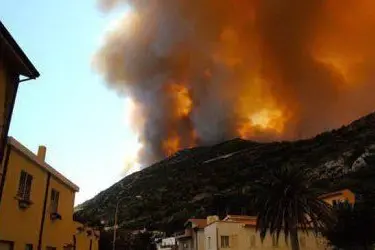 L'incendio alle porte di Buggerru (foto Matteo Porcu, da Facebook)