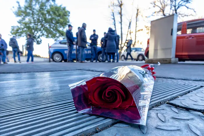 Una rosa all'esterno del ristorante ''Brado'' dove e' stato commesso il femminicidio (Ansa)