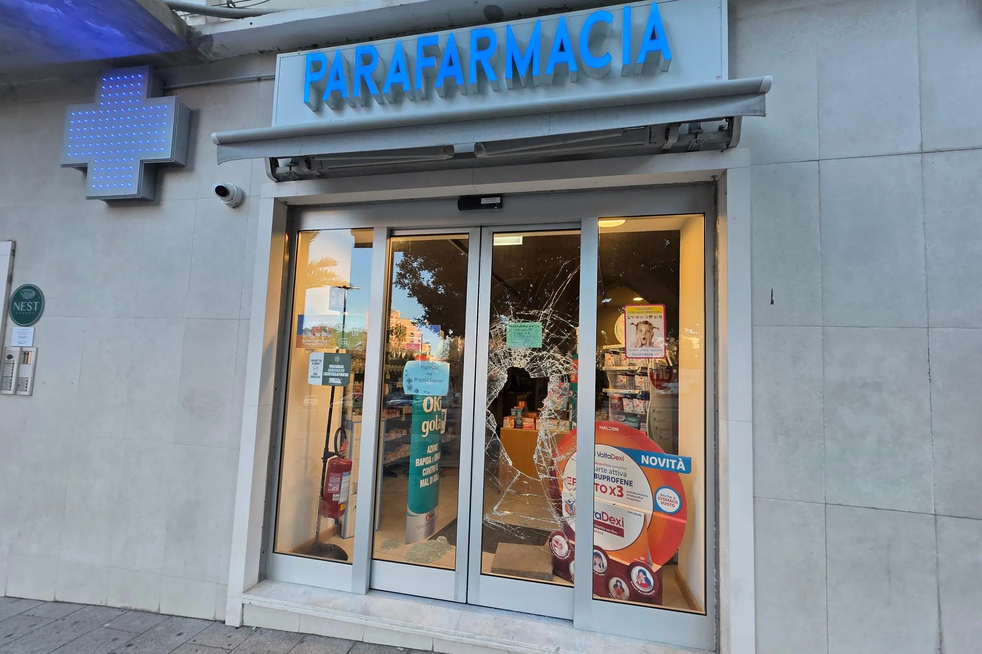 La spaccata in Parafarmacia