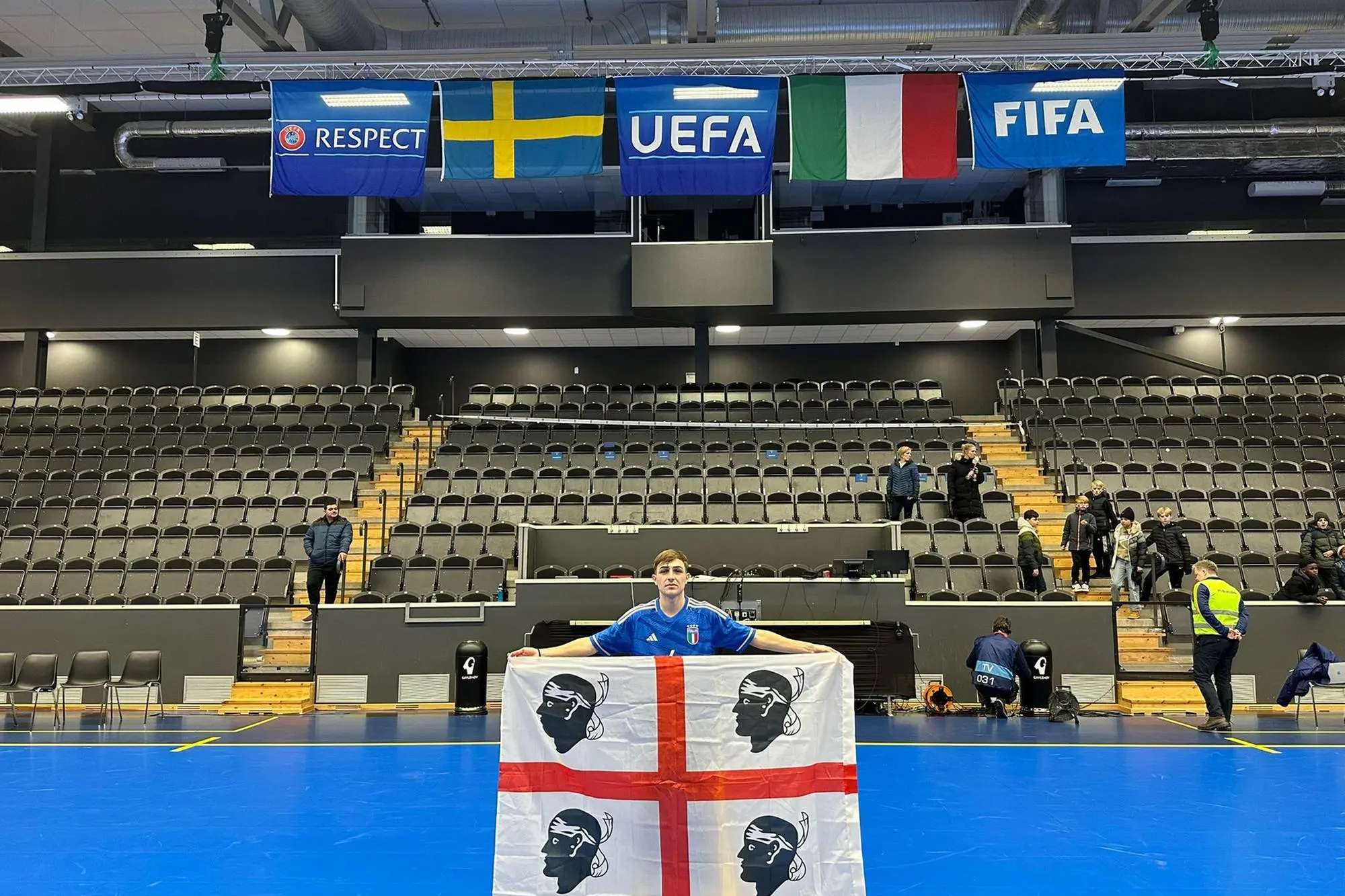 Lorenzo Etzi con la bandiera dei quattro mori dopo l'esordio in Nazionale contro la Svezia