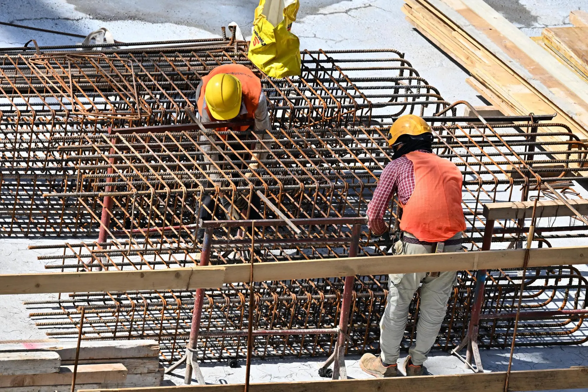 Operai al lavoro in un cantiere (foto Ansa)