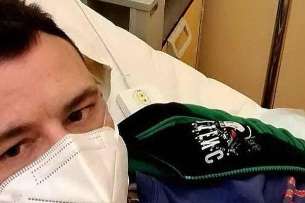 Il selfie di Nicchi in ospedale (foto Facebook)