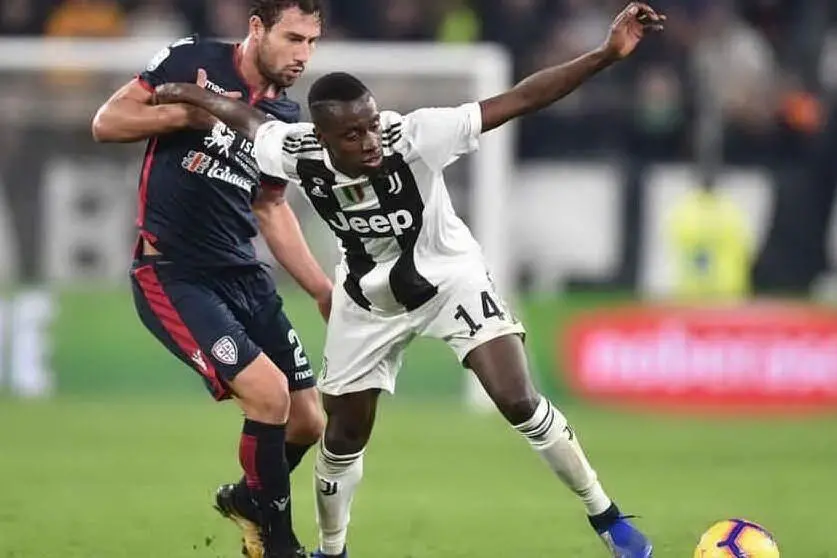Un duello in mezzo al campo tra Ionita e Matuidi (archivio L'Unione Sarda)