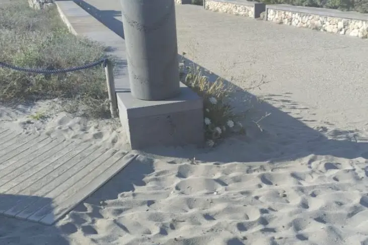 Il cumulo di sabbia davanti alla passerella di San Giovanni (Foto concessa)