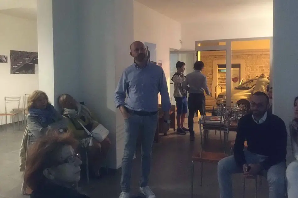 Il candidato del centrosinistra Carlo Careddu (in piedi) attende i risultati