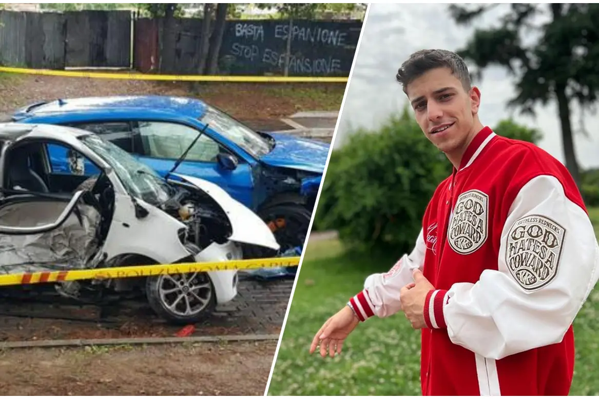 Le auto distrutte dopo l'incidente, a destra lo youtuber (foto via Ansa)