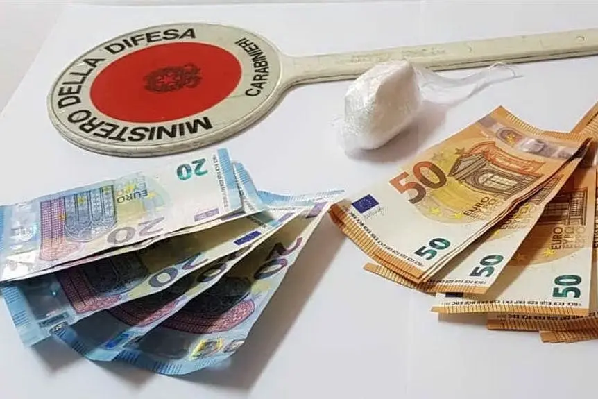 La cocaina e i 1500 euro trovati nell'auto di Roberto Francesco Cubeddu