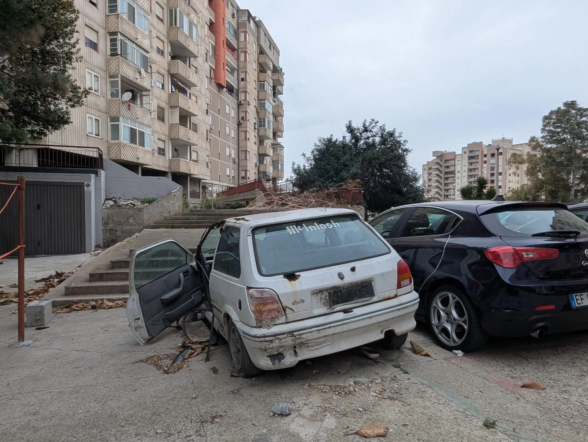 I resti di un'auto abbandonata a Cagliari