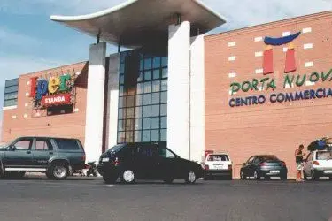 Il piazzale del Centro commerciale Porta Nuova a Oristano