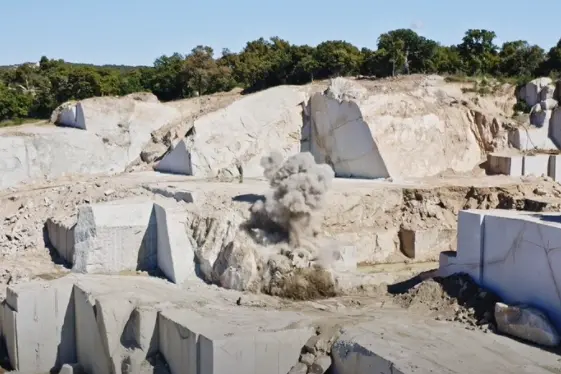 Un'esplosione durante il processo estrattivo alla cava di Buddusò, Sassari (credit YouTube)
