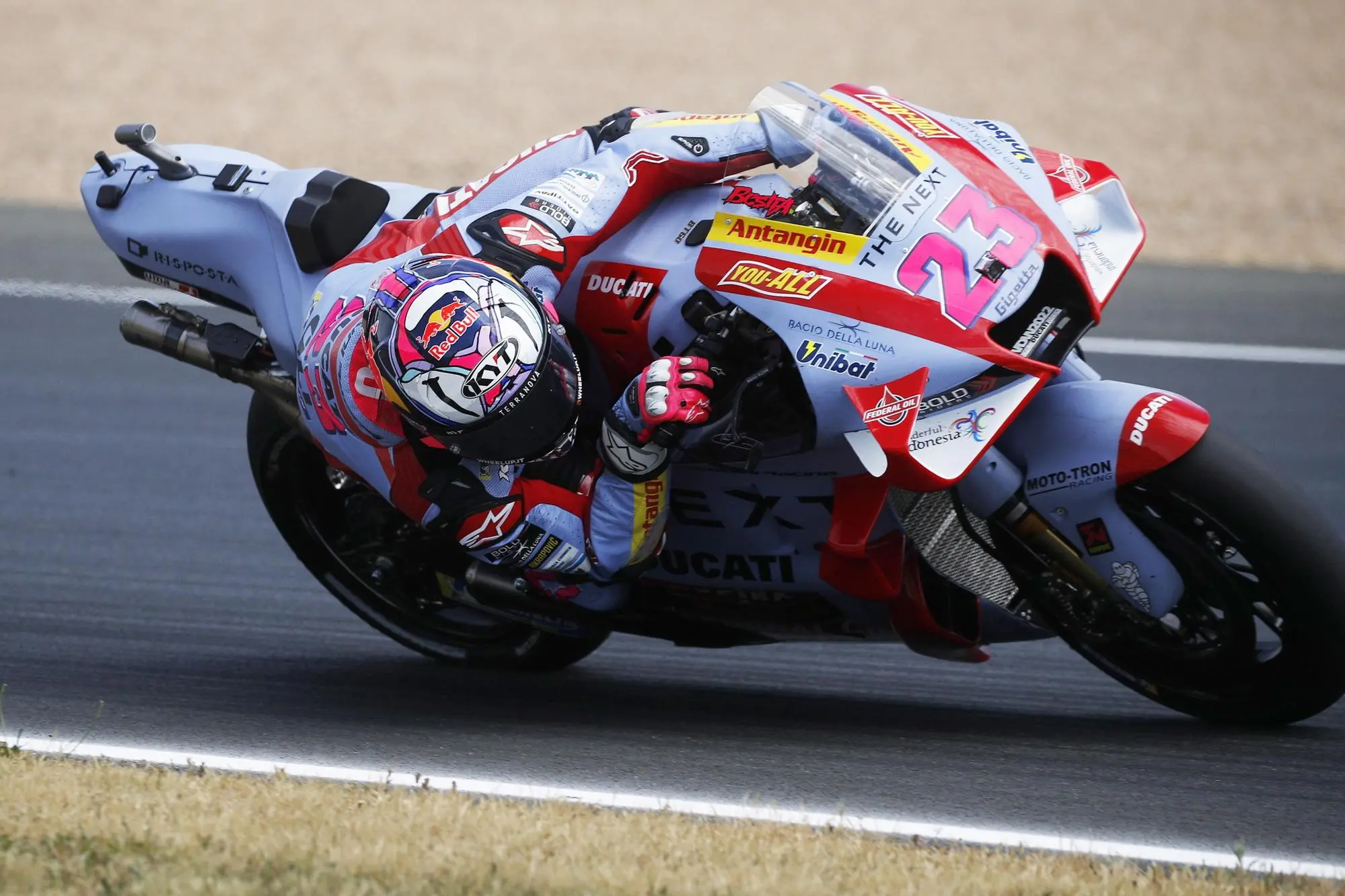 epa09948663 Italian MotoGP rider Enea Bastianini of Gresini Racing MotoGP team in action during the MotoGP race at the French Motorcycling Grand Prix in Le Mans, France, 15 May 2022. EPA/YOAN VALAT