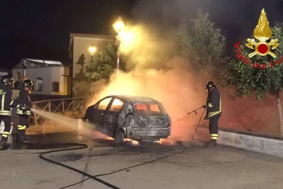 L'auto in fiamme e l'intervento dei vigili del fuoco