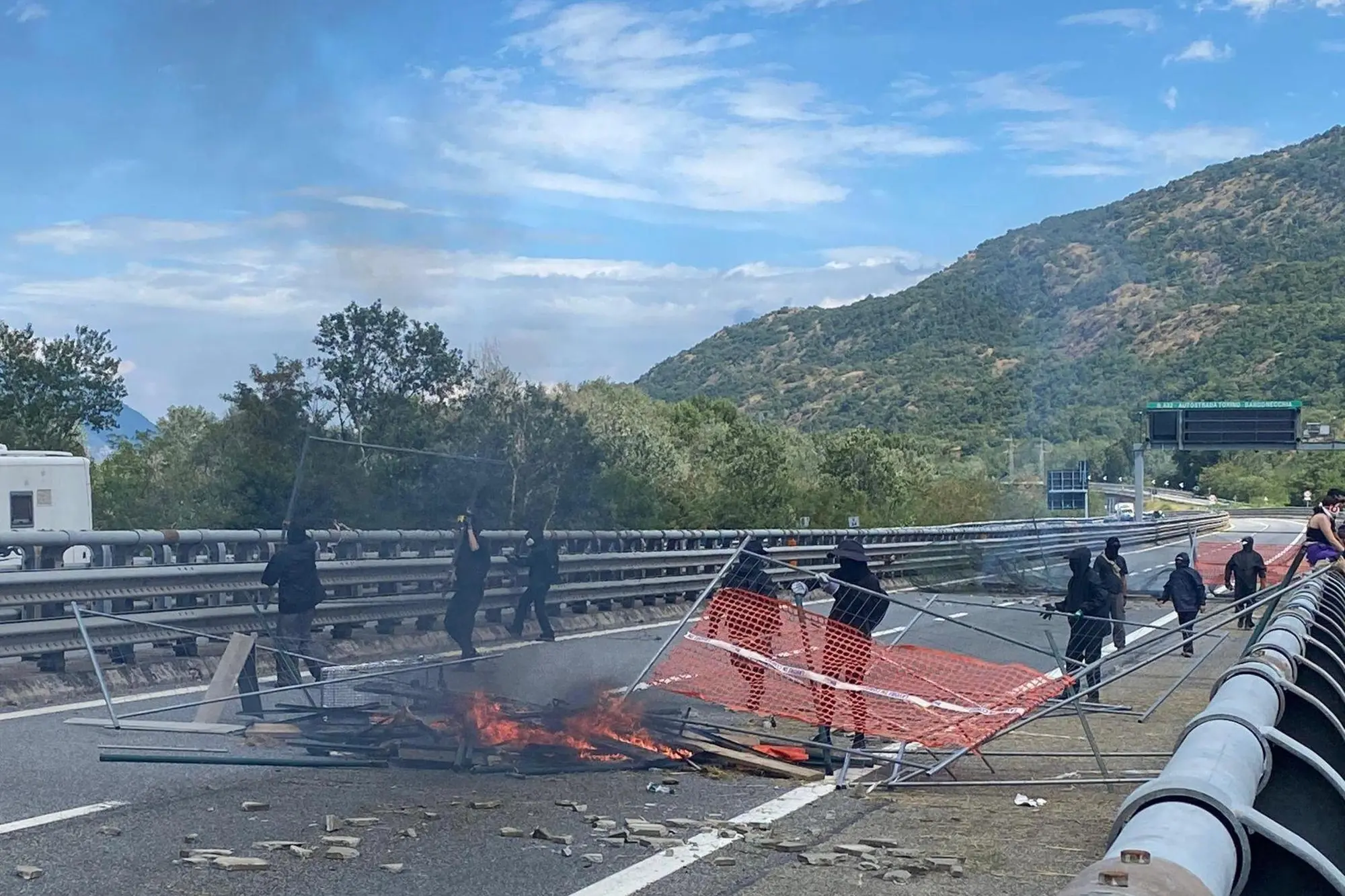 L'autostrada bloccata dai No Tav (Ansa)