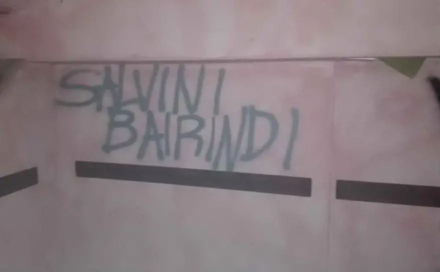Sui muri anche insulti contro Matteo Salvini
