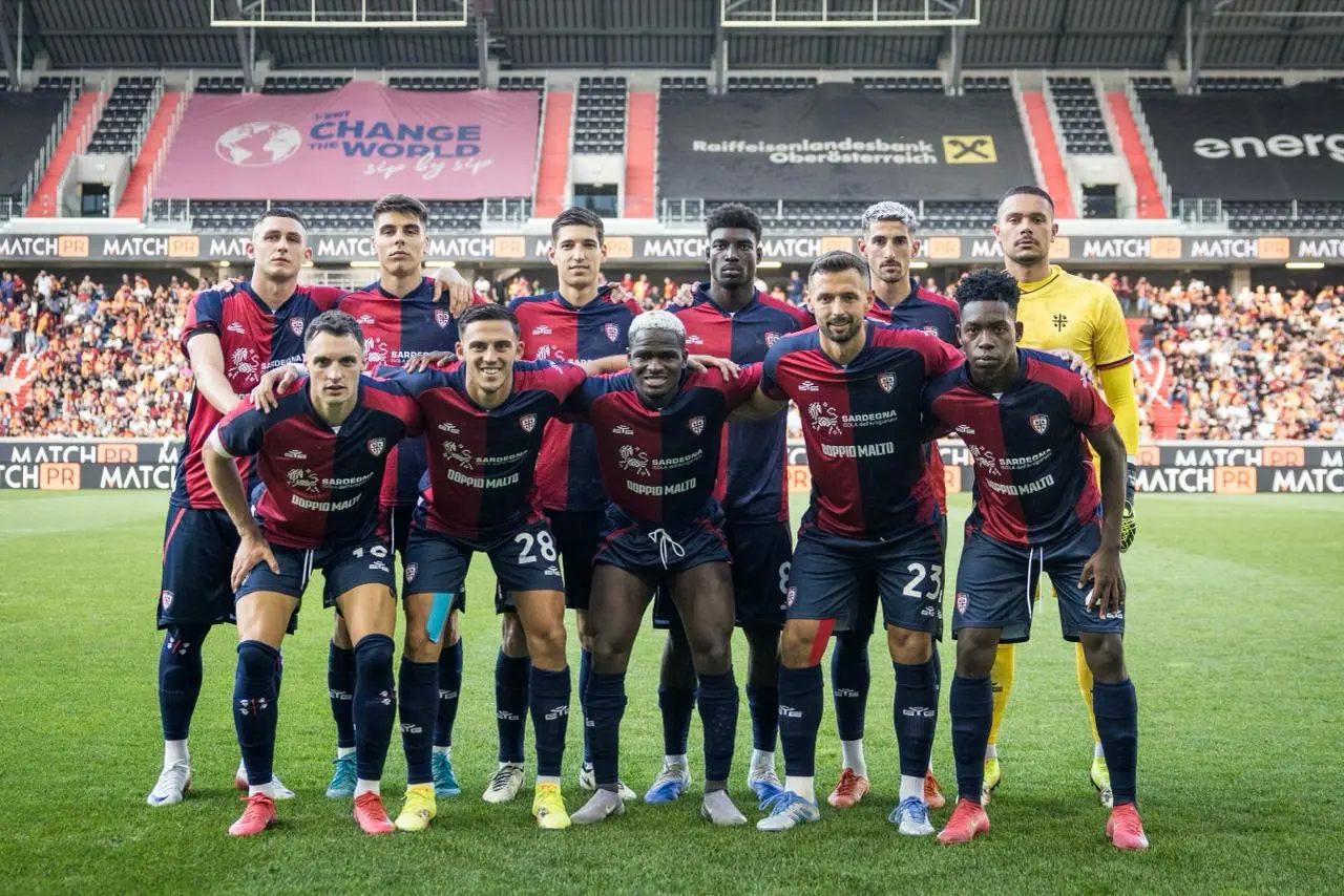 La formazione con cui il Cagliari ha iniziato l'amichevole col Galatasaray (foto Valerio Spano)