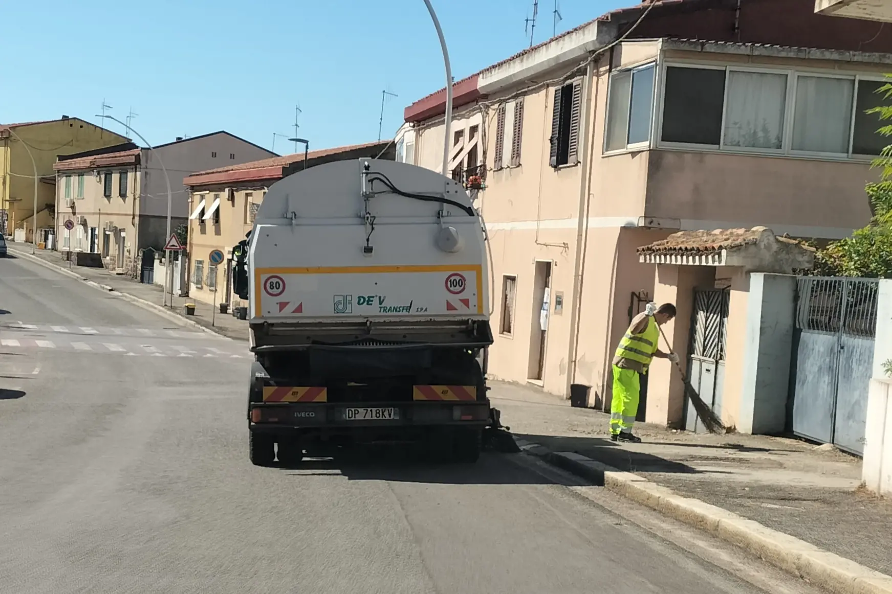 Un intervento di nettezza urbana. (foto Scano)