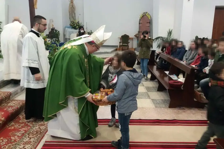 Il vescovo incontra gli alunni (Foto L'Unione Sarda - Cazzaniga)