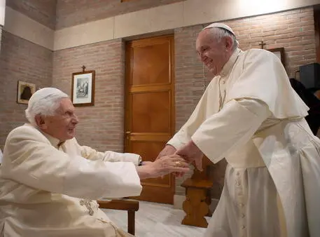 Papa Francesco e il Papa emerito (Ansa)