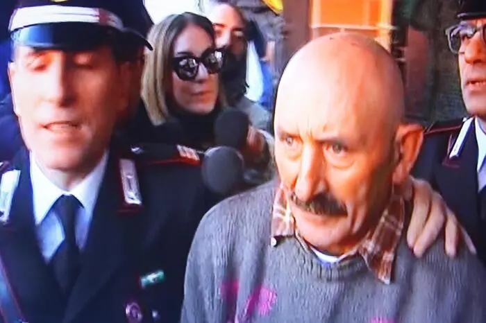 Michele Misseri, lo zio di Sarah Scazzi, viene prelevato dai carabinieri per essere condotto in carcere, nel 2017 (Ansa)