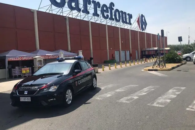 Carabinieri nel piazzale dle centro cmmerciale