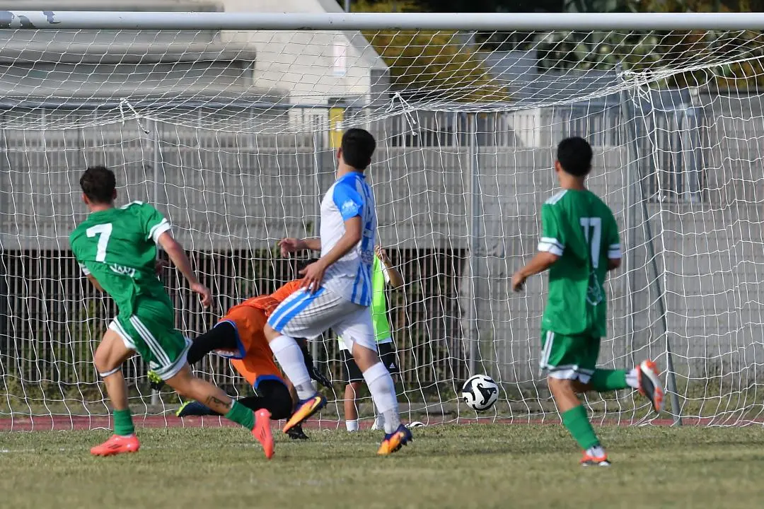 Il gol di Donati contro lo Stintino (foto Emanuele Perrone)