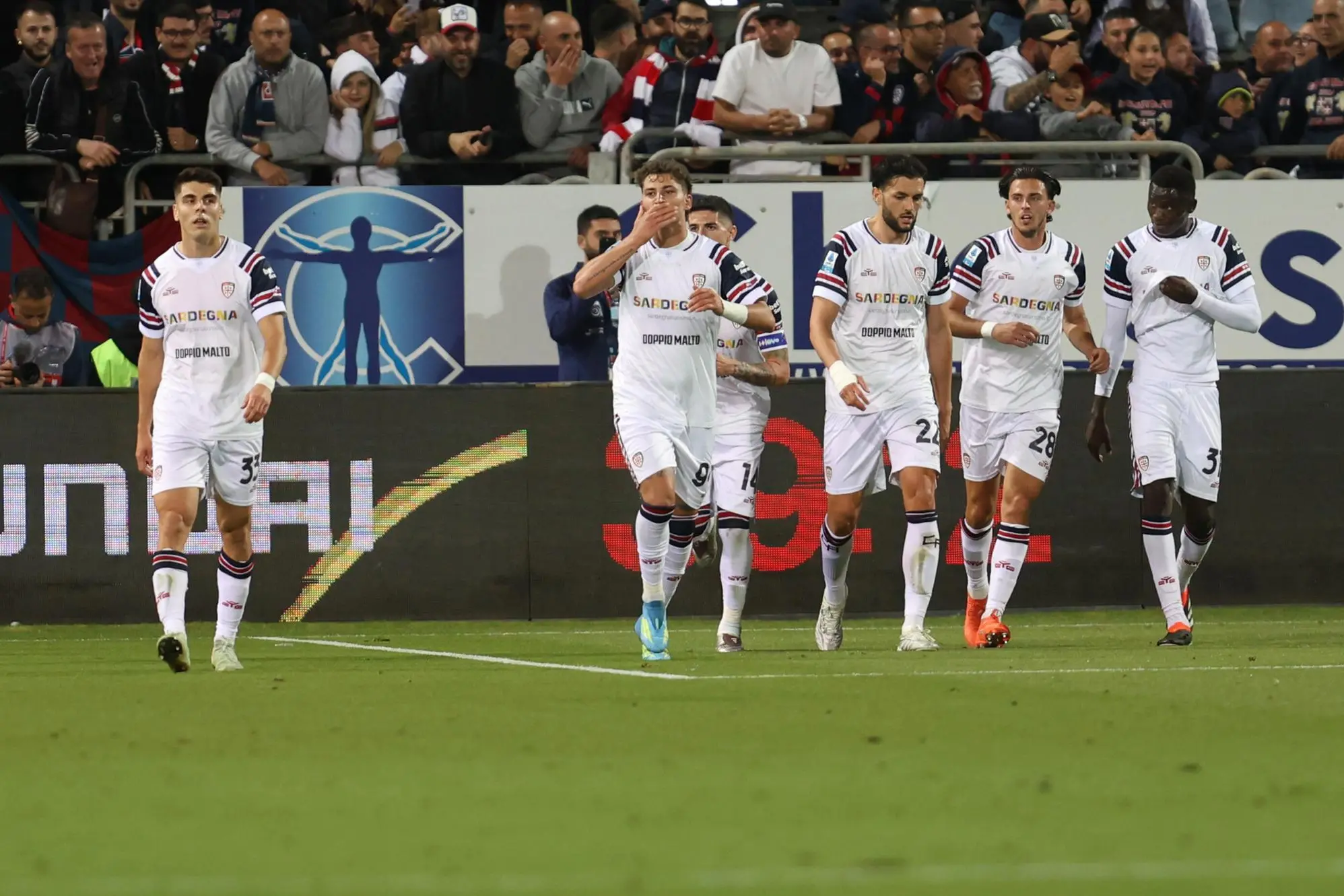 Il Cagliari esulta con Sebastiano Esposito per il momentaneo 1-1 contro il Torino (foto Ansa)