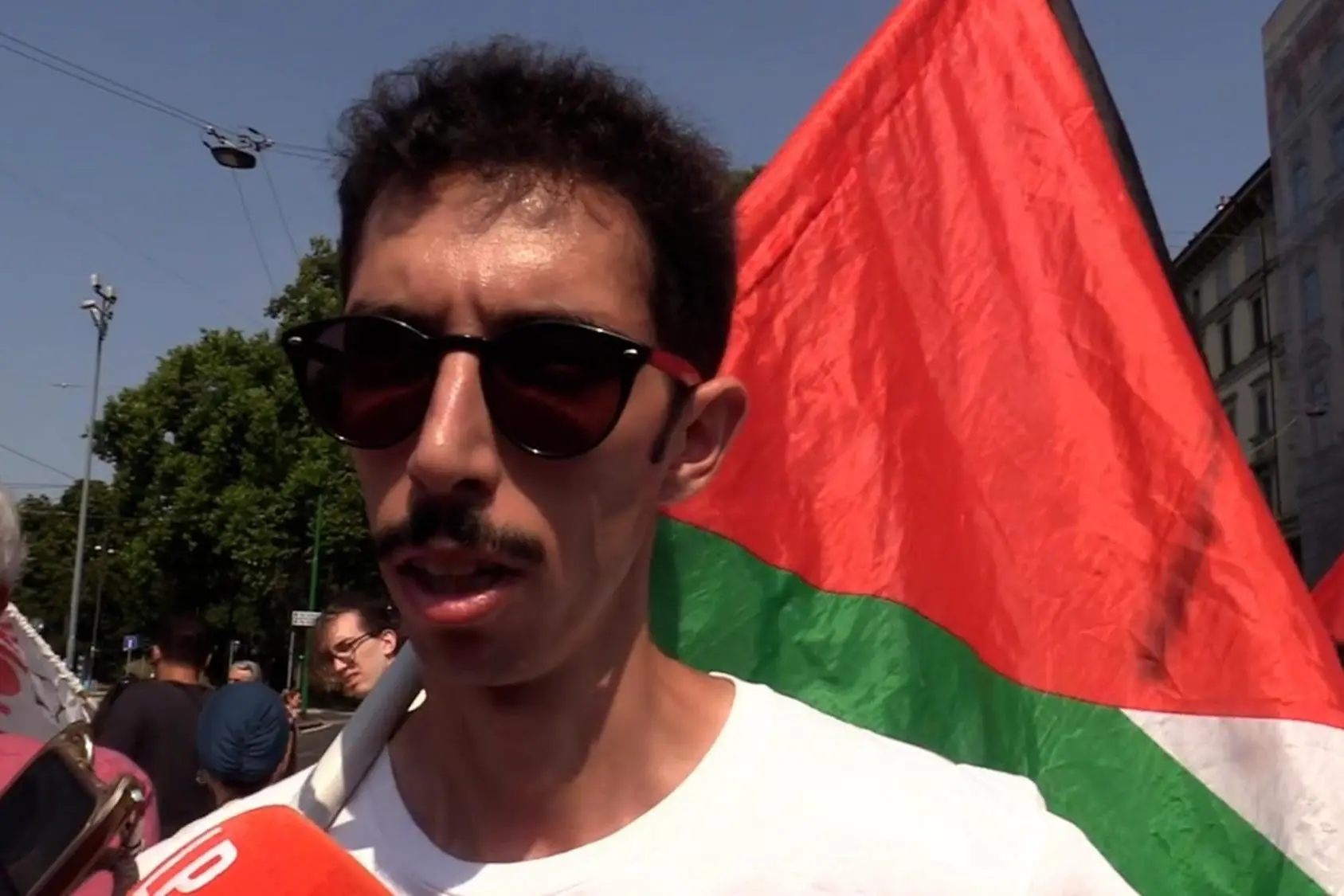 In un fermoimmagine di un video di ANSA-ALANEWS Youssef Siher intervistato dai giornalisti a margine della manifestazione dei Giovani Palestinesi a Milano contro il Comune il 12 luglio 2025. ANSA / ALANEWS
