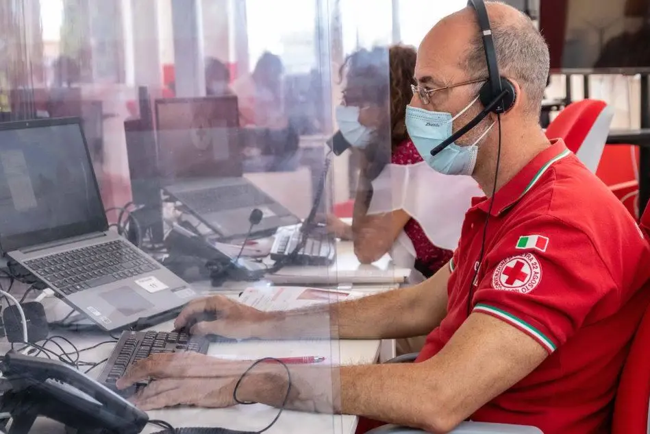 Un operatore della Cri (Ansa)