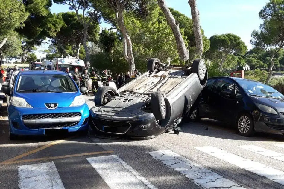 L'auto ribaltata (foto Lello Loddo)