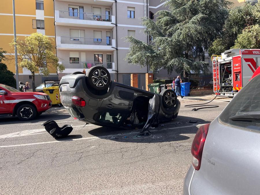 Auto si ribalta a Nuoro: ferito un giovane, in strada vola un seggiolino