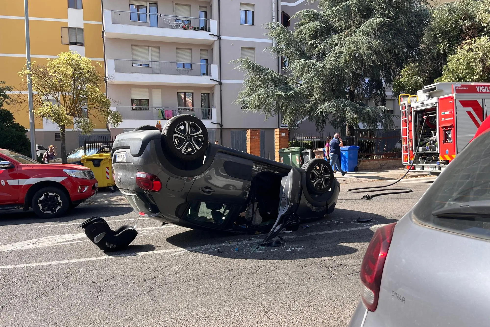 L'auto ribaltata in viale Costituzione (foto Ledda)