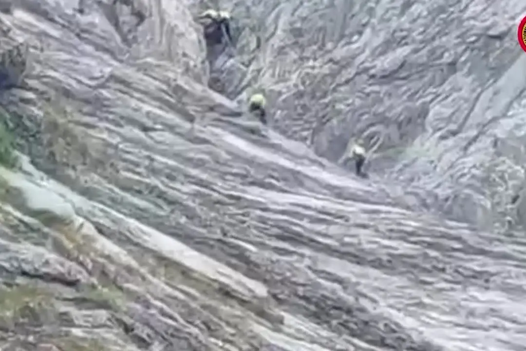 Scalatore precipita e resta bloccato sulle Apuane, le immagini del salvataggio