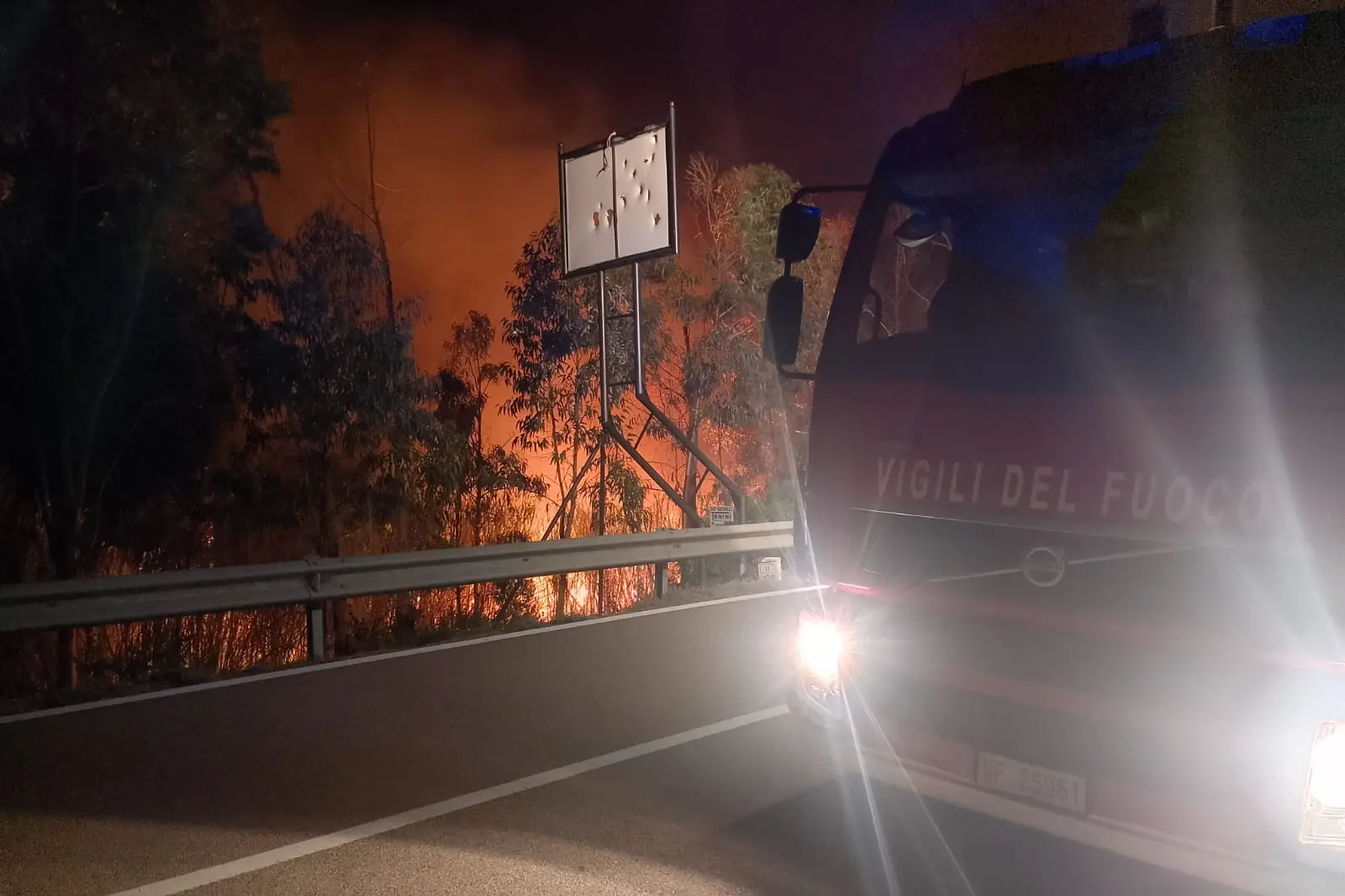 I mezzi dei vigili del fuoco di Tortolì lungo la statale 198 minacciata dalle fiamme (foto Secci)