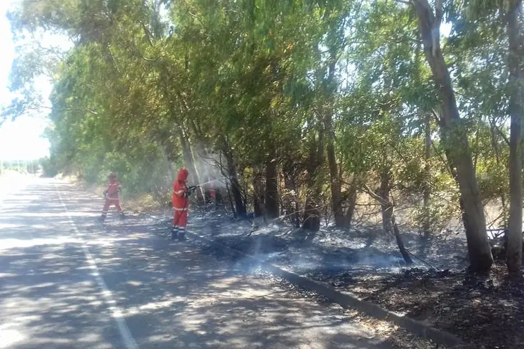 Le squadre antincendio in via Ospedale (L'Unione Sarda - Scano)