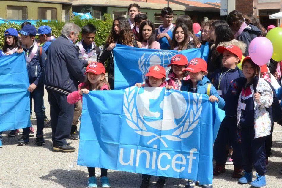 Alghero, la marcia dei bambini per l'Unicef e il Giro d'Italia