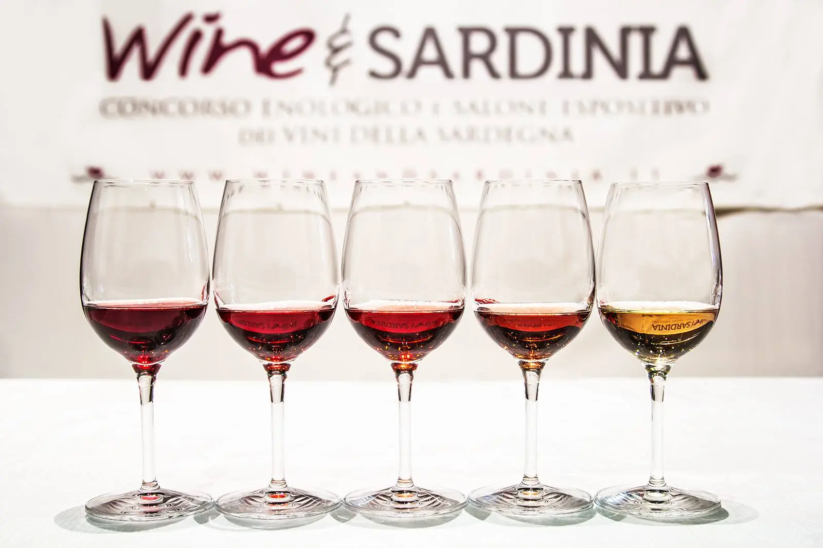 Sorgono, alcuni calici durante la degustazione dei vini in concorso (foto Wine and Sardinia)