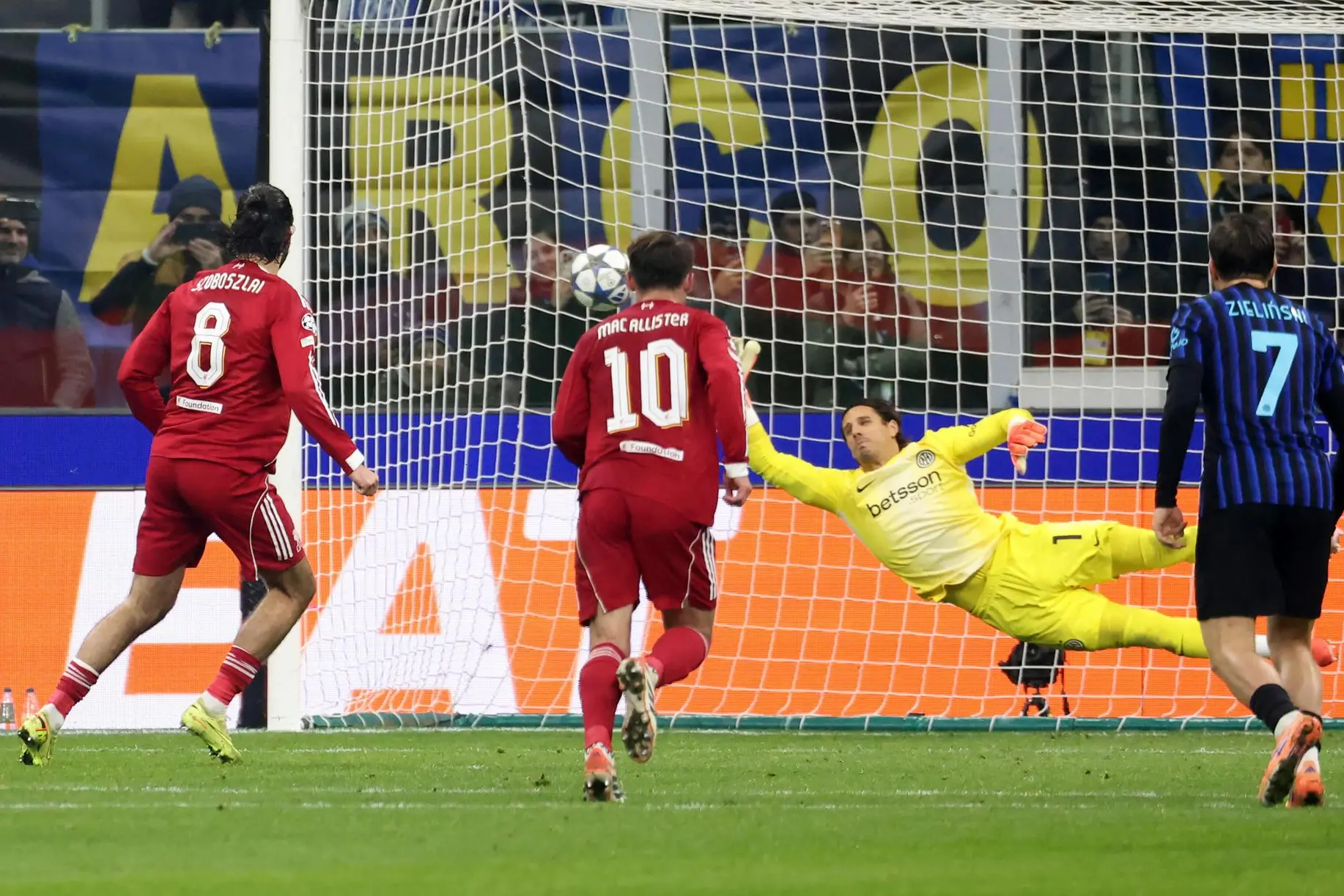 Liverpool's Dominik Szoboszlai (L) scores on penalty against Inter Milan’s goalkeeper Yann Sommer goal of 0 to 1 during the UEFA Champions League match between Inter Milan and Liverpool at Giuseppe Meazza stadium in Milan, 9 December 2025. ANSA / MATTEO BAZZI