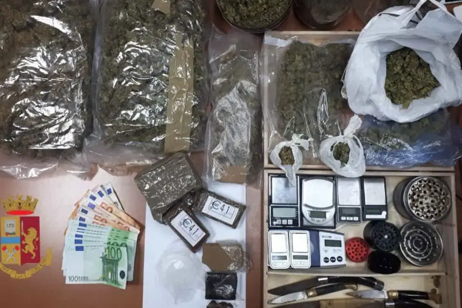Alcuni dei materiali sequestrati dalla Polizia durante l'operazione