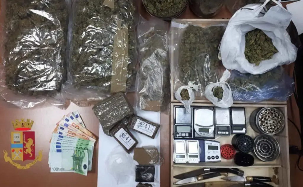 Alcuni dei materiali sequestrati dalla Polizia durante l'operazione