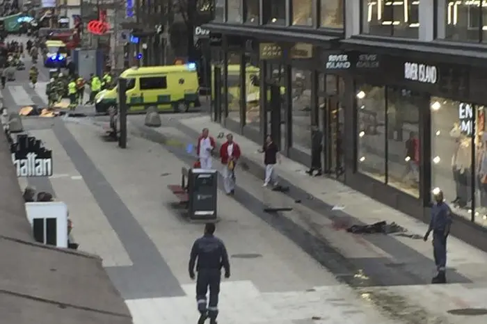 Perdono la vita due donne svedesi, una bimba svedese di 11 anni, una belga e un uomo britannico