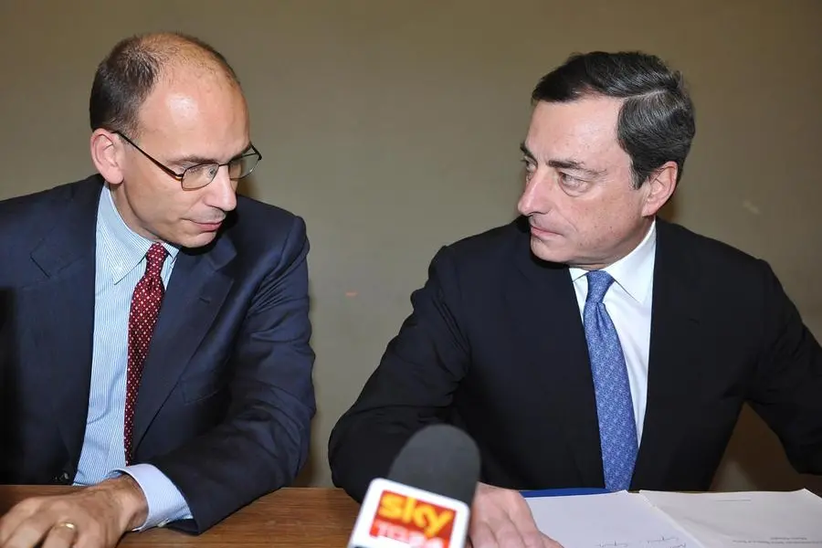 Mario Draghi con Enrico Letta in una foto d'archivio (Ansa)