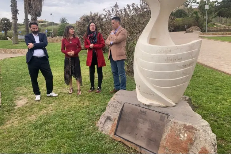 Porto Torres, l'inaugurazione della targa sulla scultura SoNos (foto Pala)