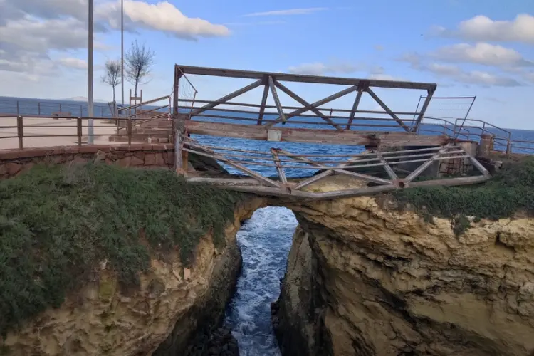 Ponticello sul lungomare a Porto Torres (foto Pala)